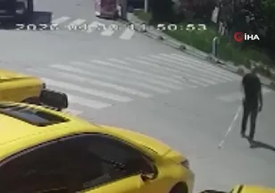Görme engelli yayanın zor anları kamerada