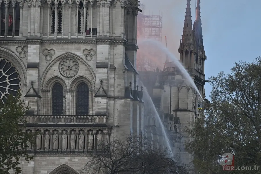 Dünya Notre Dame Katedrali'ndeki yangını konuşuyor! 7