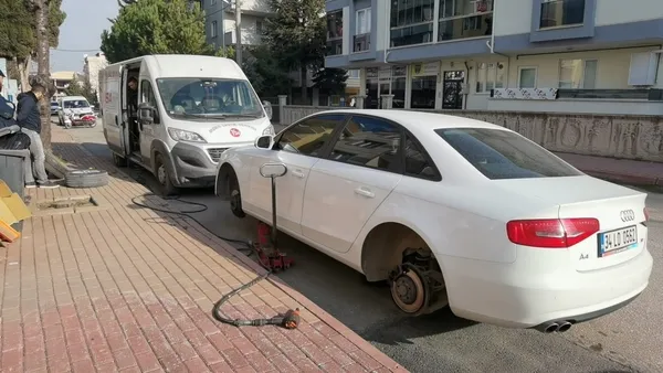 bursada-sevgilisiyle-kavga-eden-genc-hincini-sokaktaki-araclardan-aldi-tam-13-aracin-1641810444725.jpg Bursa’da sevgilisiyle kavga eden genç hıncını sokaktaki araçlardan aldı: Tam 13 aracın… - 4