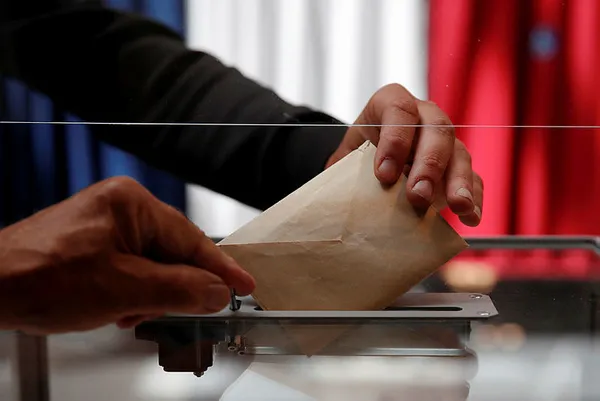 fransa-cumhurbaskani-macrona-soguk-dus-partisi-bolgesel-secimlerin-ilk-turunda-hezimete-ugradi-1624228564980.jpg Fransa Cumhurbaşkanı Macron'a soğuk duş! Partisi bölgesel seçimlerin ilk turunda hezimete uğradı - 1