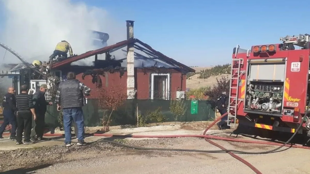 Evinin yanışını gözyaşları içinde izleyen kadın fenalık geçirdi