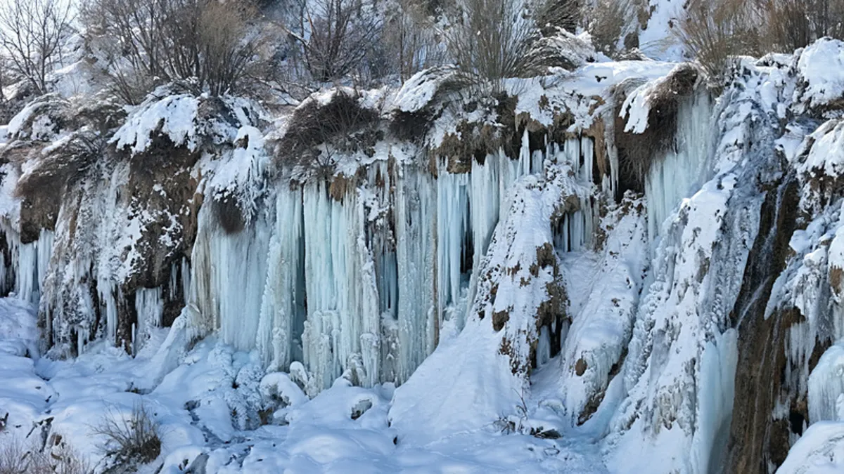 Erzincan'da Girlevik Şelalesi buz kesti