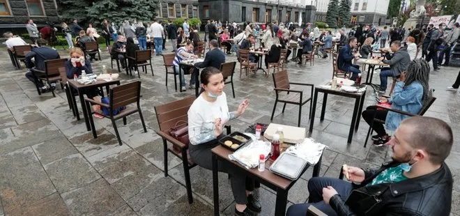 O ülkede kafe ve restoranlar süresiz olarak kapatıldı: Her an sokağa çıkma yasağı gelebilir