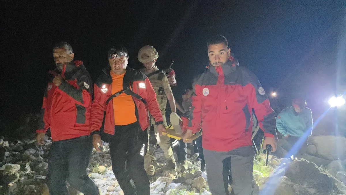 Tunceli’de kayalıklardan düşen kadın 4 saatlik operasyonuyla kurtarıldı