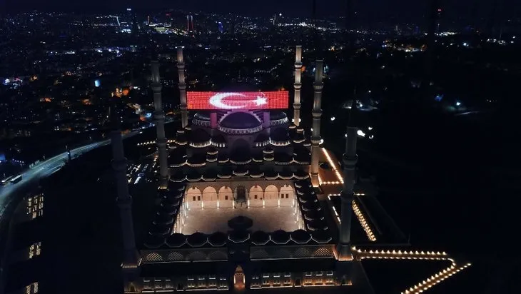 Çamlıca Camisi’nin Ramazan mahyası havadan görüntülendi! Dikkat çeken koronavirüs çağrısı