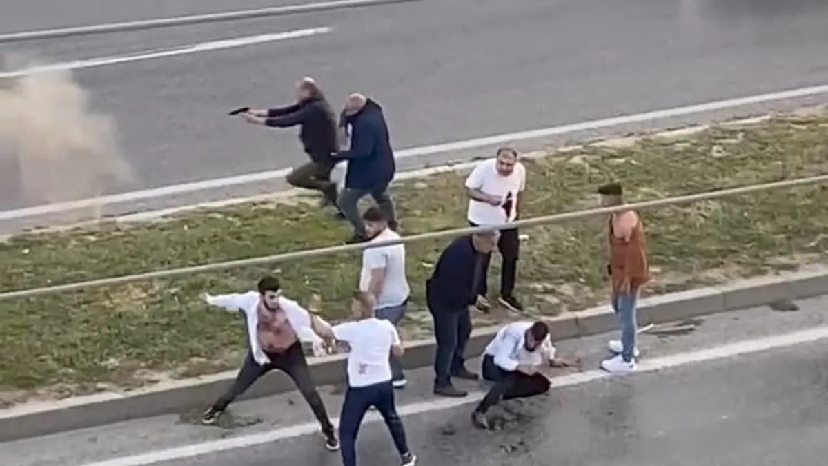 Milas'ta korku dolu anlar! İki grup arasında silahlı kavga: Sokak ortasında defalarca kurşun yağdırdı | O anlar kamerada