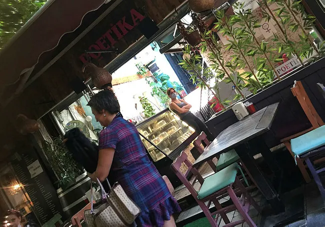 İzmir’de kadın sokak ortasına tuvaletini yaptı! O anlar kamerada - 4