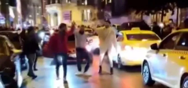 Trafik maganları sokakları birbirine kattı! Araç üstüne çıkıp dakikalarca dans etti