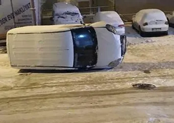 Ankara'da feci olay! Karda kayan gencin üstüne hafif ticari araç devrildi