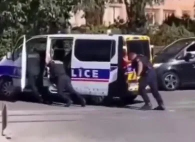 1665566688689.jpg Fransa'daki akaryakıt fiyatları protestosunda sokaklar savaş alanına döndü! Macron'a öfke büyüyor - 3
