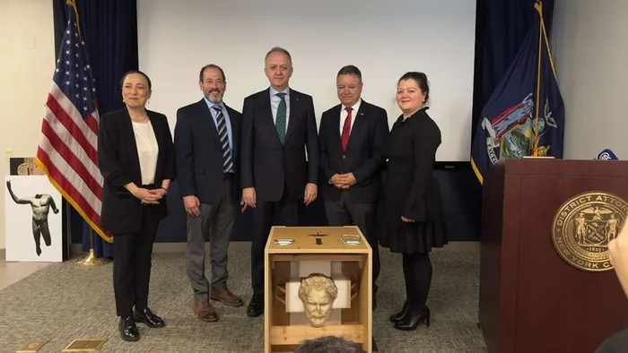 turkiye-kayip-eserlerinin-izini-surmeye-devam-ediyor-boubon-imparatoru-ve-28-eser-yurtta-1765262606005.jpg (Foto: ahaber.com.tr)