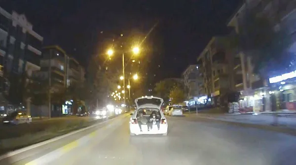 Aksaray’da otomobilin bagajında 2 gencin tehlikeli yolculuğu - 1