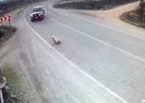 Minik kız seyir halindeki otomobilden böyle düştü