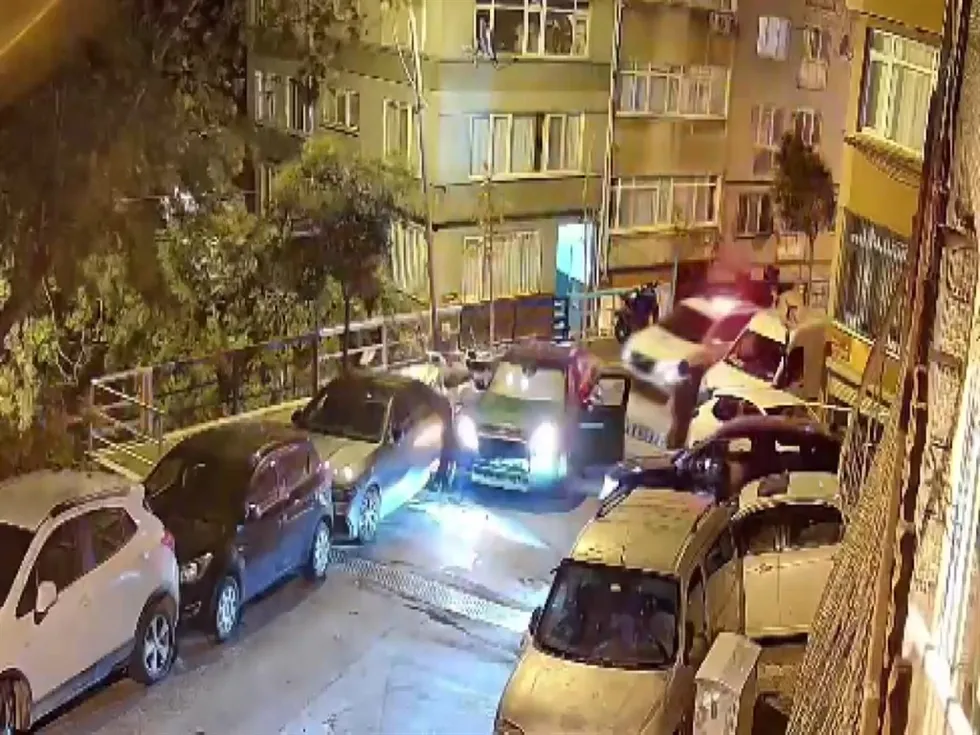 sislide-polisten-kacan-alkollu-surucu-park-halindeki-araclara-carpti-1790810532509.jpg Şişli’de alkollü sürücü dehşeti! Polisin “dur” ihtarına uymadı, araçlara çarptı - 1