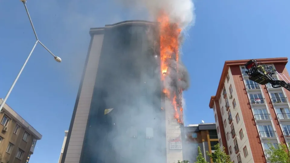 İstanbul Ataşehir'de plazada yangın