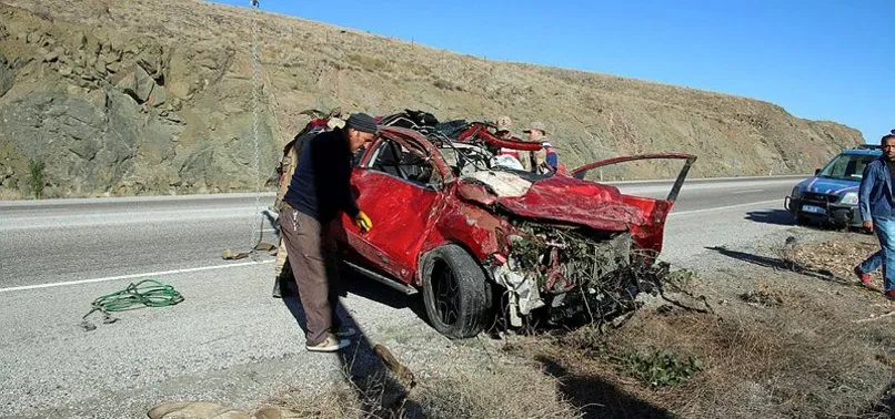 Sivas'ta otomobil devrildi: 3 ölü, 5 yaralı