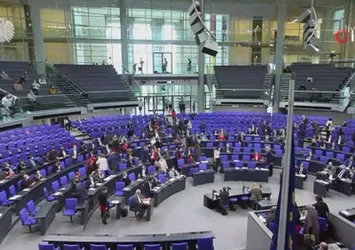 Son dakika: Alman Meclisi'nde yeni korona virüs önlemleri kabul edildi