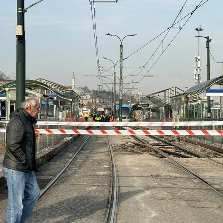 Tramvayın çarptığı yaşlı adam yaralandı