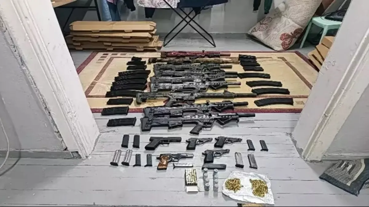 İzmir'de silah kaçakçılığı operasyonu! 15 tabanca ele geçirildi