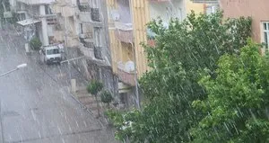 Bir evi su bastı polisler yardıma koştu