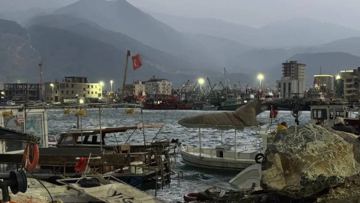 Hatay'da fırtına hayatı olumsuz etkiledi: 5 tekne ve 1 yat alabora oldu