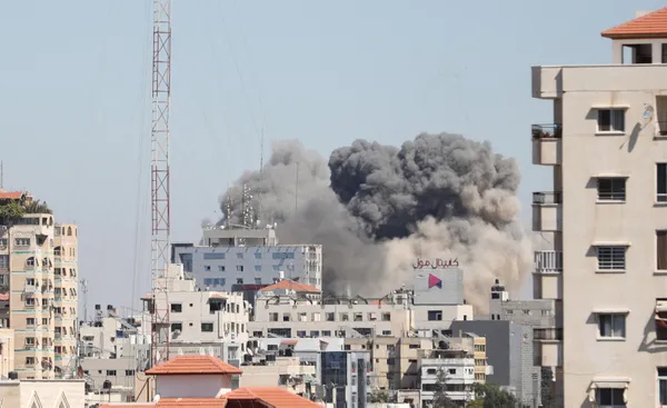 Son dakika | İsrail Gazze'de bulunan medya binasını vurdu! Hamas'tan sert yanıt: "Hamlemizi beklesinler" - 7