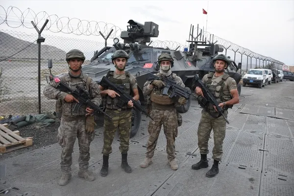 tek-millet-iki-devlet-turk-ve-azerbaycan-askerleri-kabilde-de-omuz-omuza-1629621014342.jpg Tek millet iki devlet! Türk ve Azerbaycan askerleri Kabil'de de omuz omuza - 6