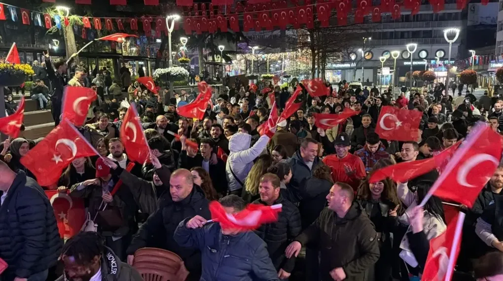 Türkiye Bizim Çocuklar'ın zaferini kutladı