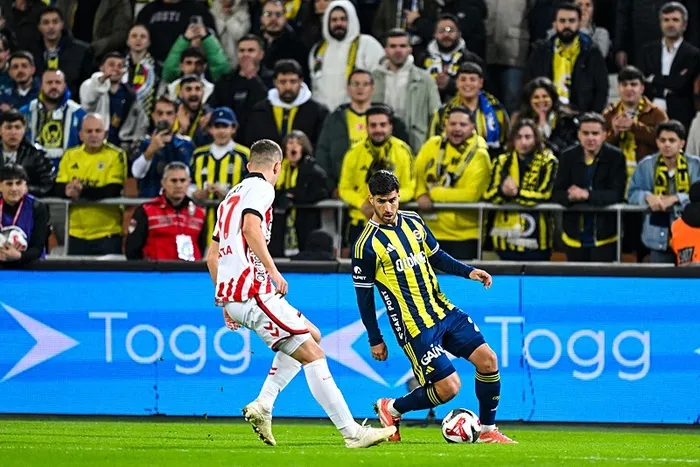 super-kupada-sari-lacivertliler-finalde-mac-sonucu-fenerbahce-2-0-samsunspor-1767729116529.jpeg Fotoğraf (AA)