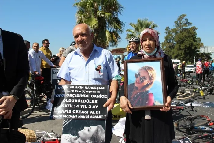 Kefenlerini giyip yola yattılar! İzmir'de sıra dışı eylem - 5