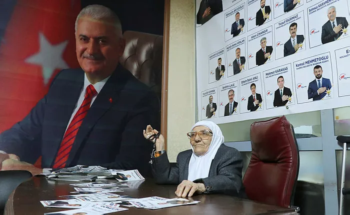 Başkan Erdoğan sevgisi 77'lik nineye seçim çalışması yaptırıyor - 4