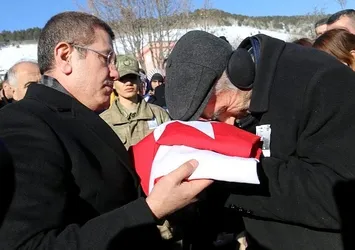 Oğlunun al bayrağı ile gözyaşlarına boğuldu