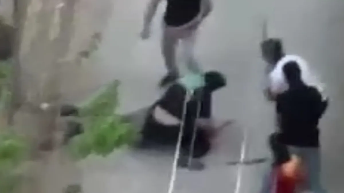 Şoke eden görüntüler! Sokak ortasında ölümüne dayak