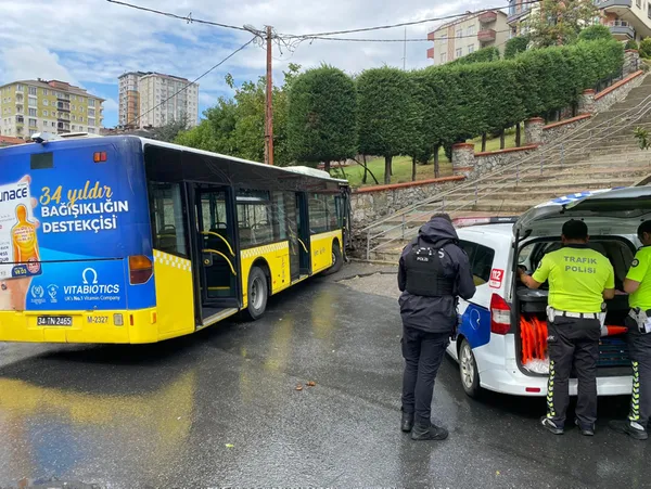 iett-otobusu-duvara-carpti-2-kisi-yaralandi-1662978399540.jpg İETT otobüsü duvara çarptı! 2 kişi yaralandı - 4