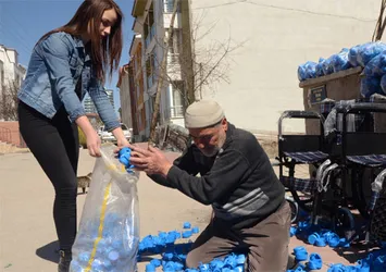 Mavi kapaklarla 88 tekerlekli sandalye aldı
