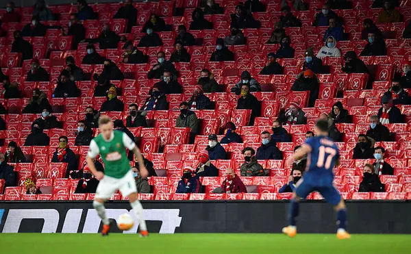 İngiltere'de tribünler yeniden Arsenal Rapid Wien maçında seyirciyle kavuştu - 2