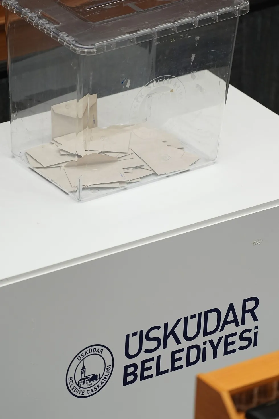 uskudarda-gultekin-donemi-basladi-belediyeyi-sokaktan-yonetecegiz-1788966680568.jpeg Gültekin, Üsküdar'ın sorunlarını çözmek için belediye çalışanları ve meclis üyeleriyle birlikte hareket edeceklerini belirtti. (AA)