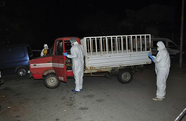 Antalya’da tamir için sanayiye getirilen kamyonette ceset bulundu - 2