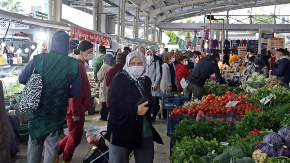Semt pazarında Kovid-19 isyanı! Şoke eden görüntüler