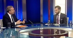 Gazeteci canlı yayında bayıldı