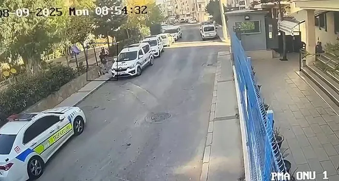 izmir-balcovadaki-saldirida-yaralanmisti-dehset-anlarini-anlatti-1758021226275.jpeg 16 yaşındaki Eren Bigül Balçova'da polis merkezine saldırı düzenledi