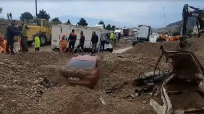 2 araç toprak altında kaldı!