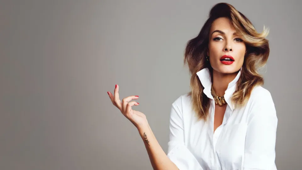 Elif Gönlüm internet sitesi kurup Gül Gölge'yi eskort gibi gösterdi