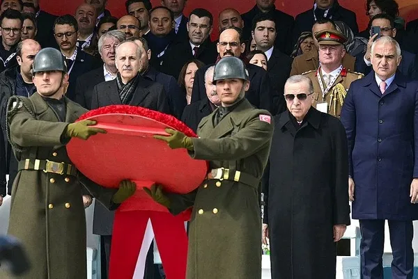 baskan-erdogan-sehitler-abidesinde-zaferin-108-yil-donumunde-onemli-mesajlar-canakkale-ruhuna-ihtiyacimiz-var-1679143808304.jpeg Başkan Erdoğan Şehitler Abidesi'nde! Zaferin 108. yıl dönümünde önemli mesajlar: Çanakkale ruhuna ihtiyacımız var