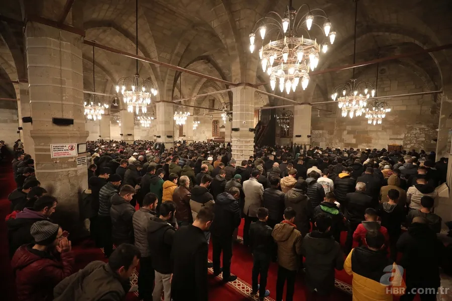 Tüm Türkiye depremde vefat edenler için ellerini semaya kaldırdı 11