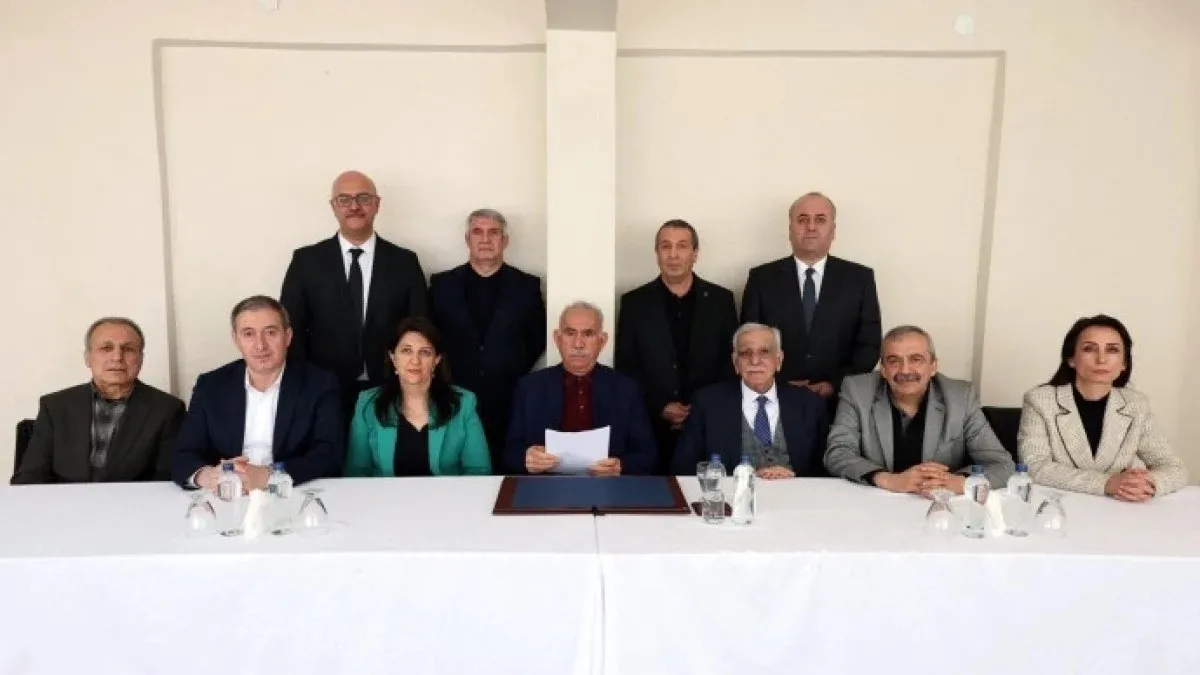 Teröristbaşı Öcalan'dan PKK'ya çağrı: Tüm gruplar silah bırakıp örgüt kendisini feshetsin