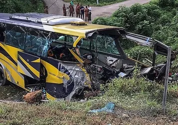Malezya'da otobüs nehre düştü: 14 ölü, 16 yaralı