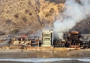 Malibu'nun mucize evi! Etrafı küle döndü bir tek o ayakta kaldı