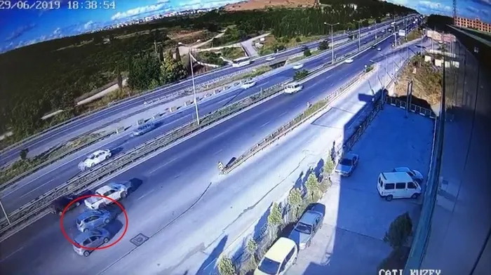 Feci makas kazası kamerada! Kaza yapan araç bariyerlerde asılı kaldı - 2