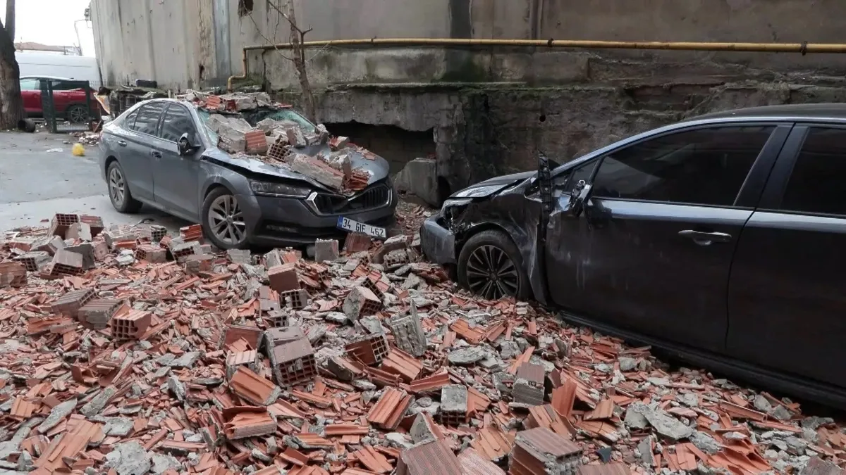 Eyüpsultan'da korku dolu anlar! Duvar fırtınanın etkisiyle çöktü